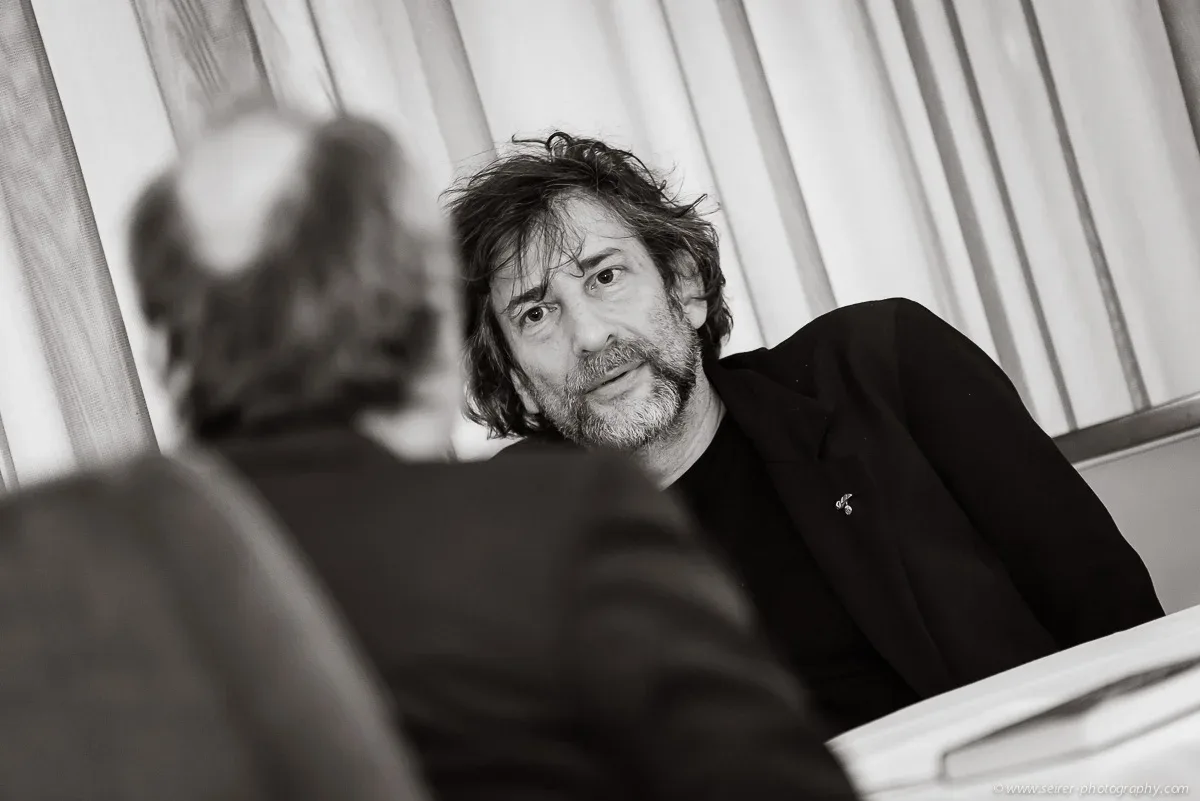 v.l.n.r.: Dr. Bernhard Praschl (Kurier), Neil Gaiman