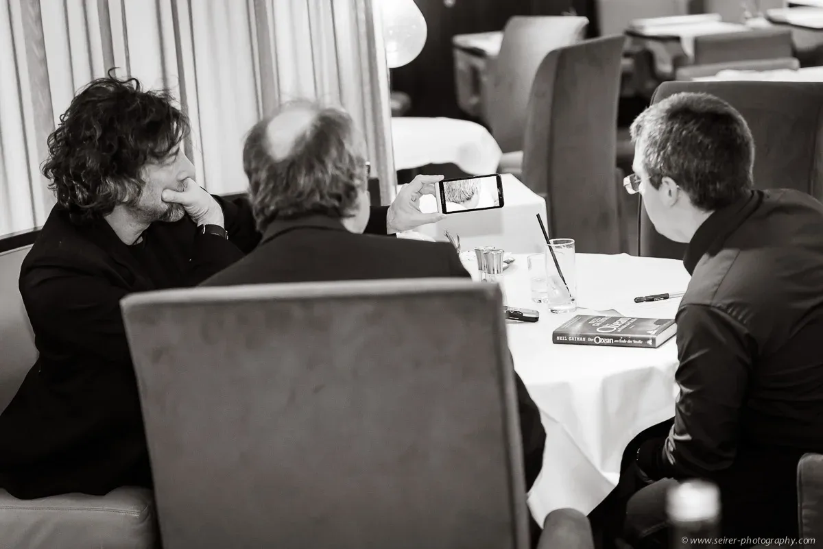 v.l.n.r.: Neil Gaiman, Dr. Bernhard Praschl (Kurier), Stefan Cernohuby