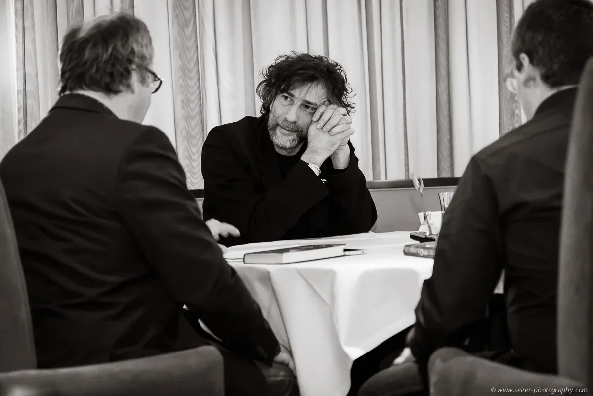 v.l.n.r.: Dr. Bernhard Praschl (Kurier), Neil Gaiman, Stefan Cernohuby
