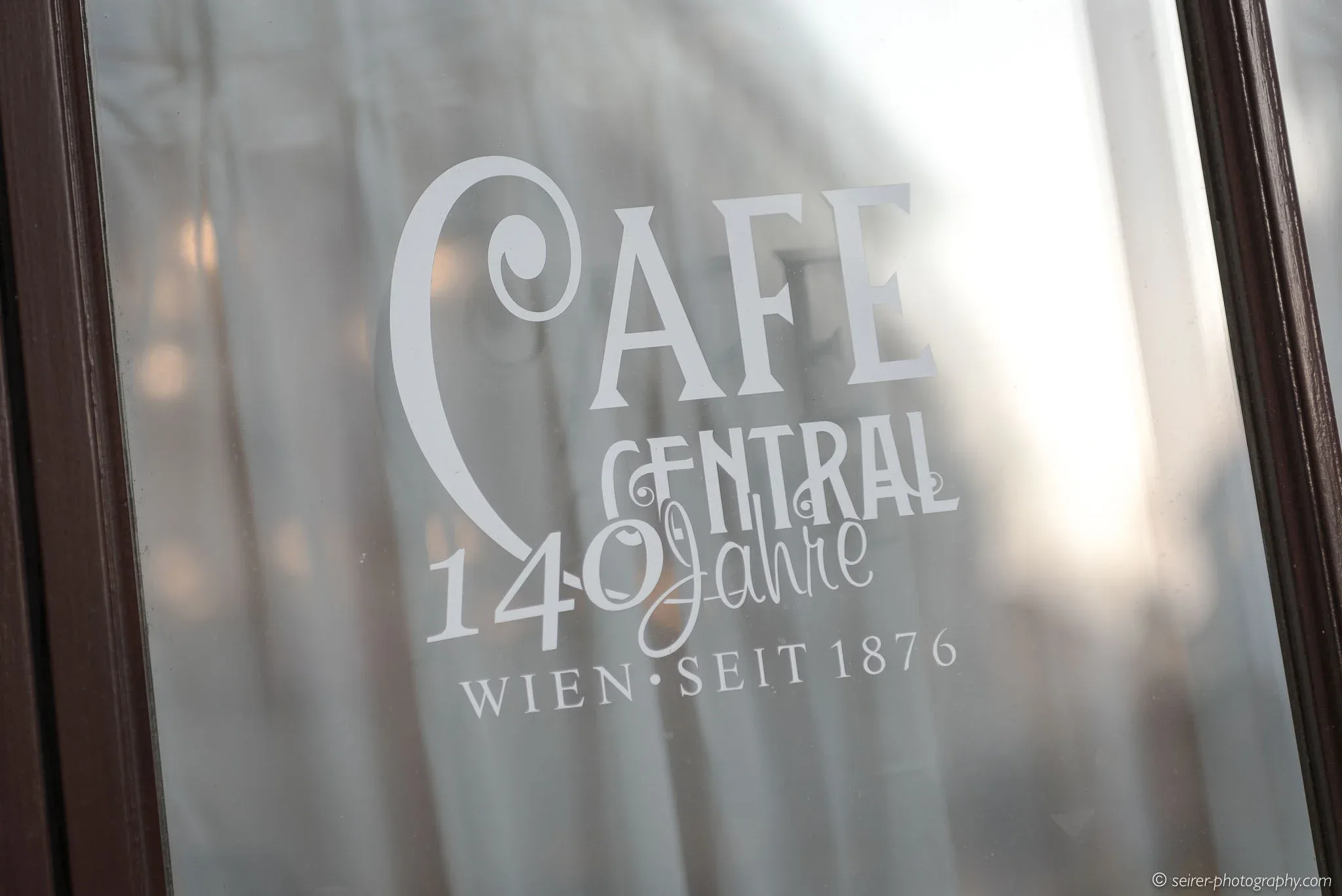 Fensterscheibe mit dem 140 Jahre Jubiläum vom Café Central