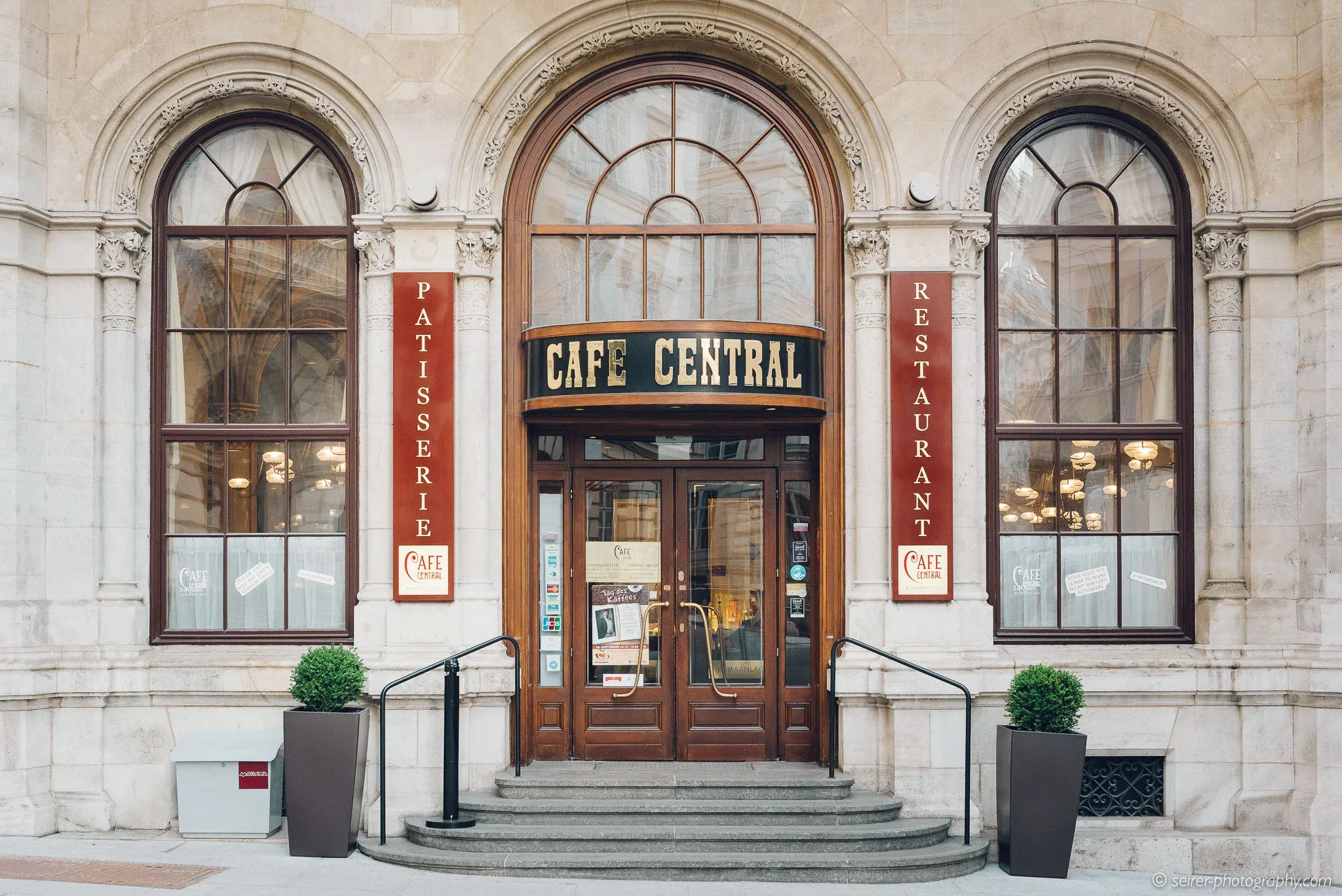 Eingang des Café Central