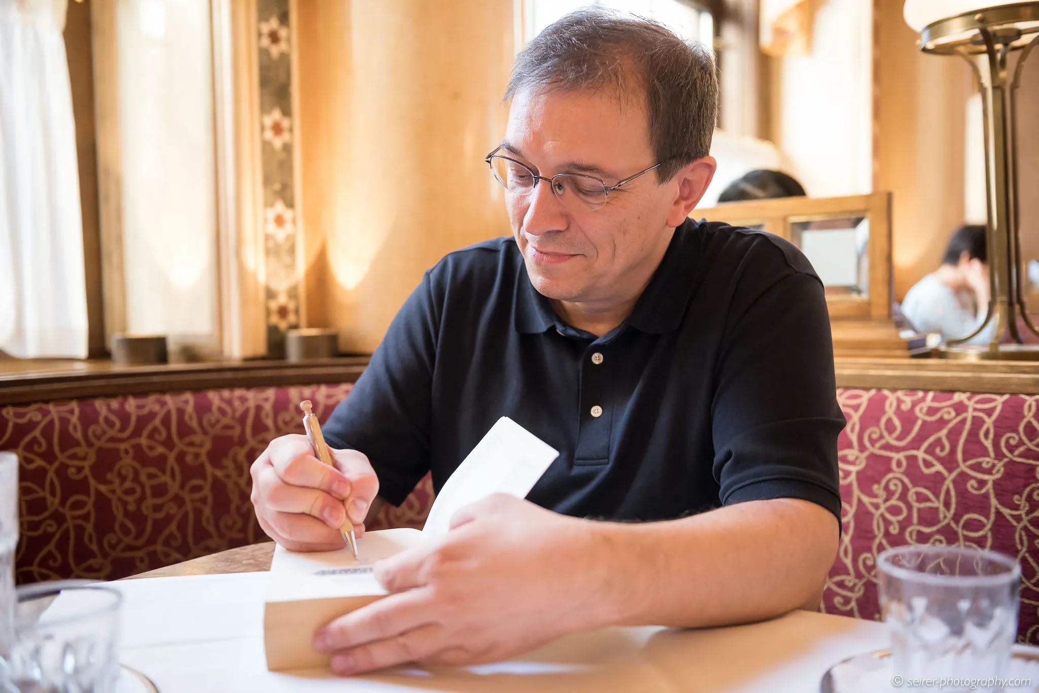 Andreas Eschbach beim Signieren eines Exemplares für ein Gewinnspiel von Janetts Meinung