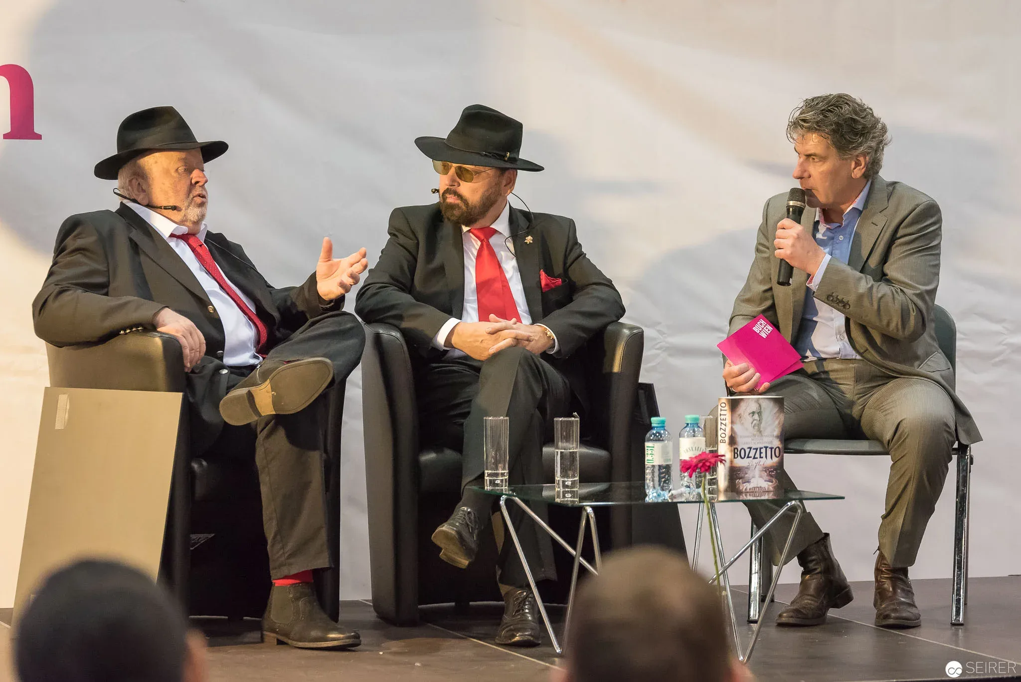 Gerd J. Schneeweis und Hermann Alexander Beyeler mit ihrem Buch "Bozzetto" auf der Buch Wien 2016