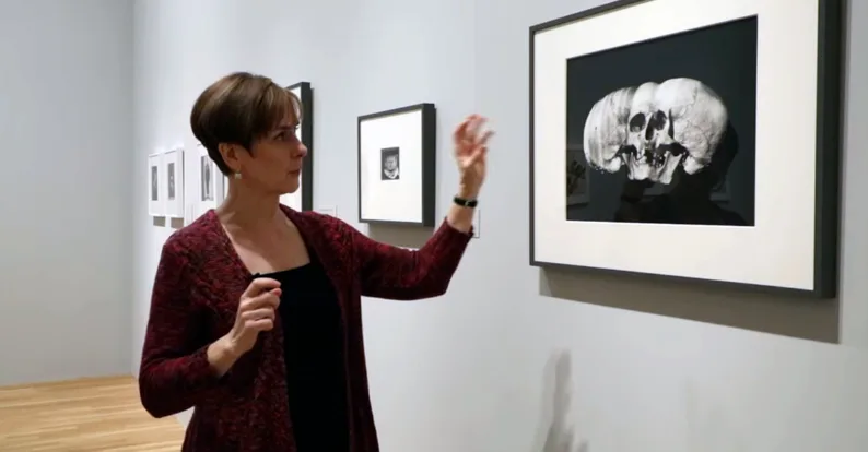 Kuratorenführung durch eine Ausstellung von Irving Penn