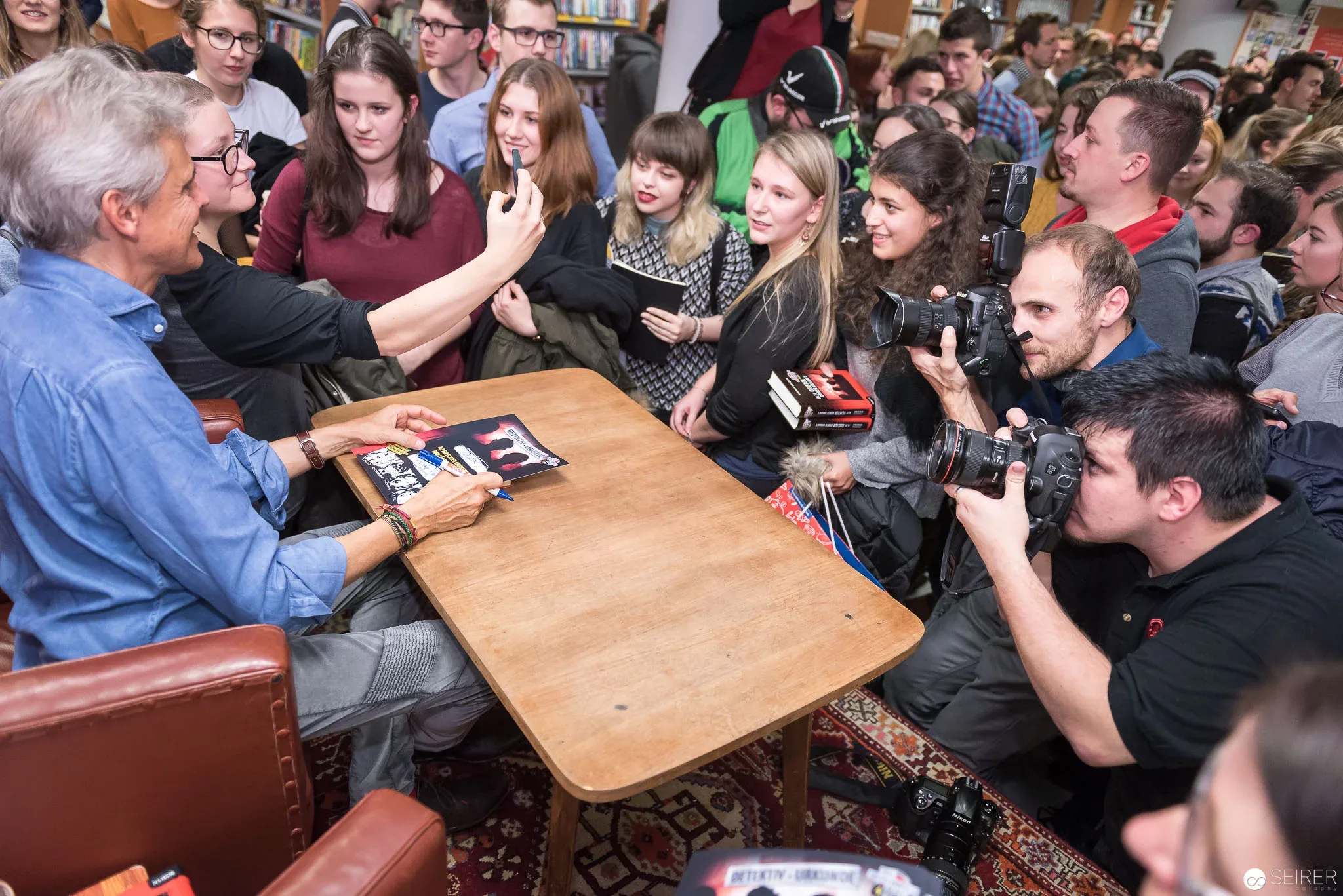Thomas Brezina beim Signieren im Gespräch mit Fans