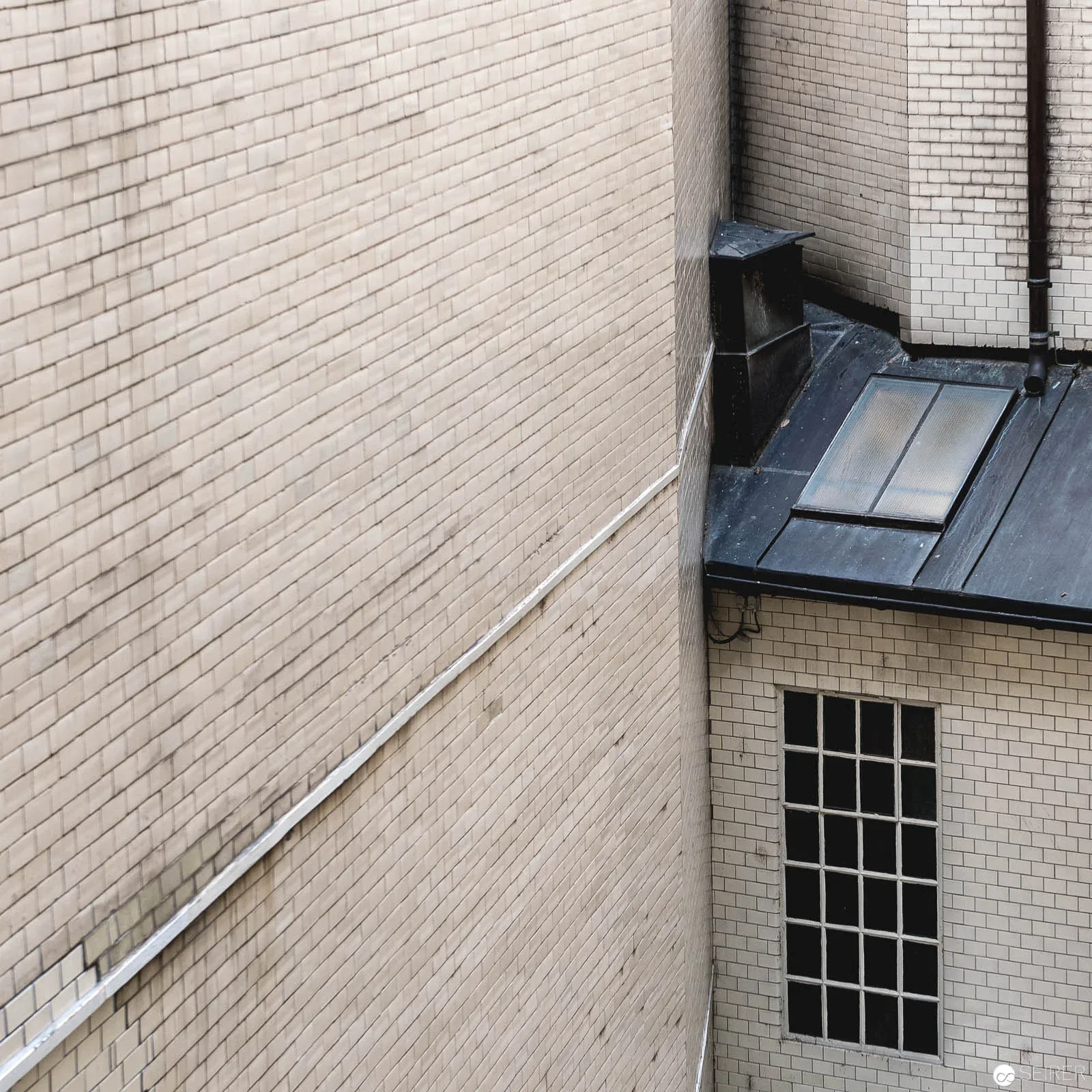 Der Hinterhof mit gewölbten Fliesen vom Looshaus