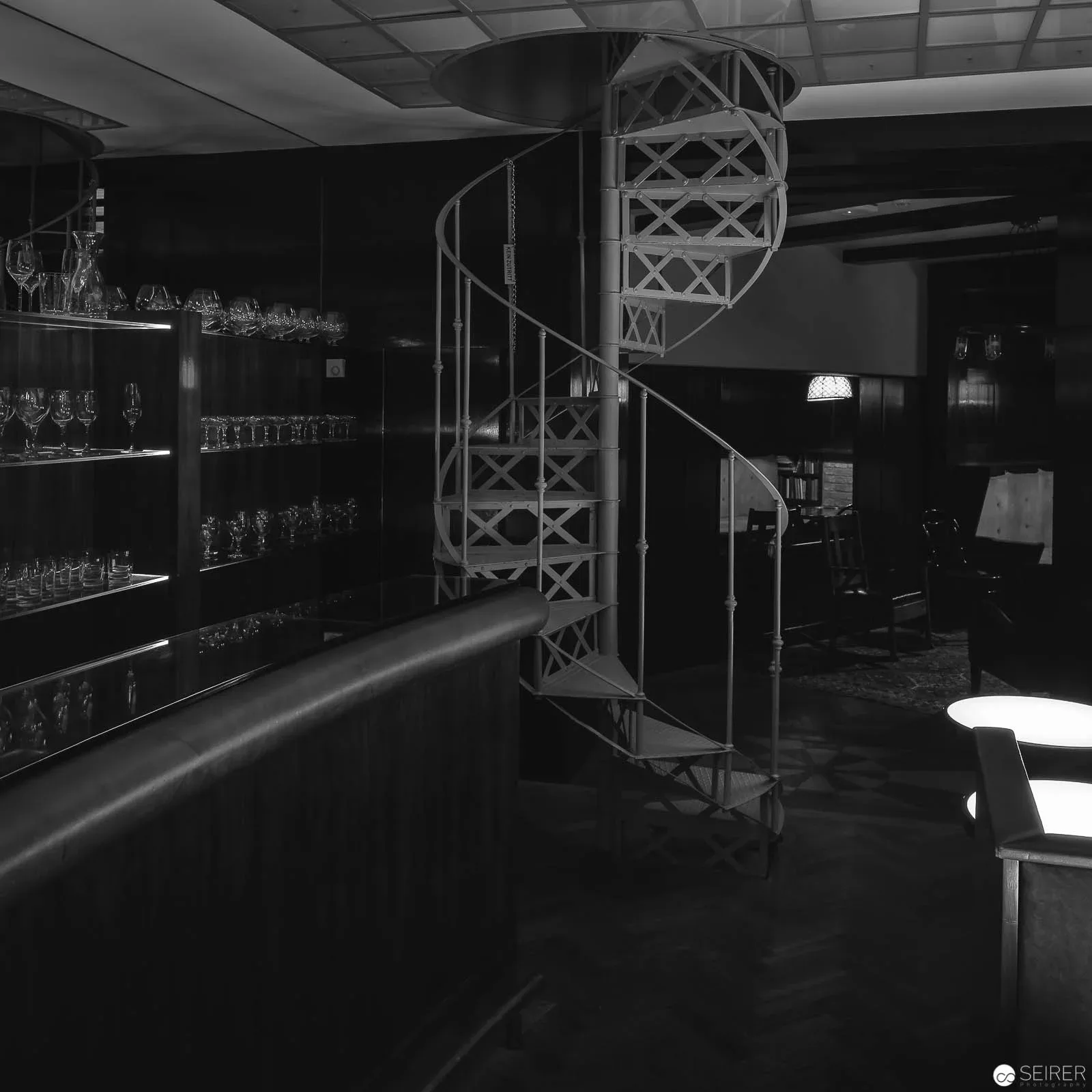 Bar im Untergeschoß des Looshauses