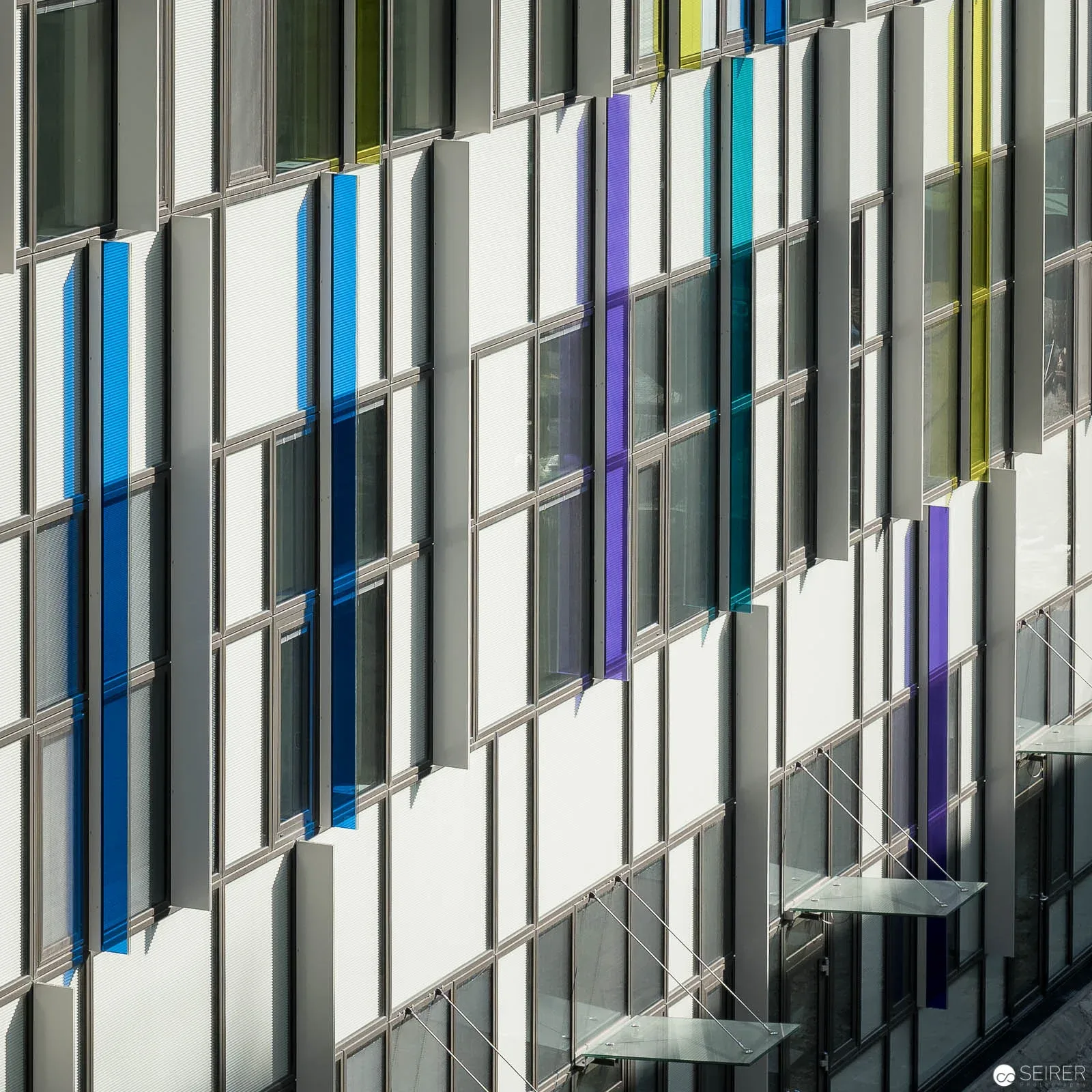 Farbliche Akzente der Fassade Krankenhaus Nord