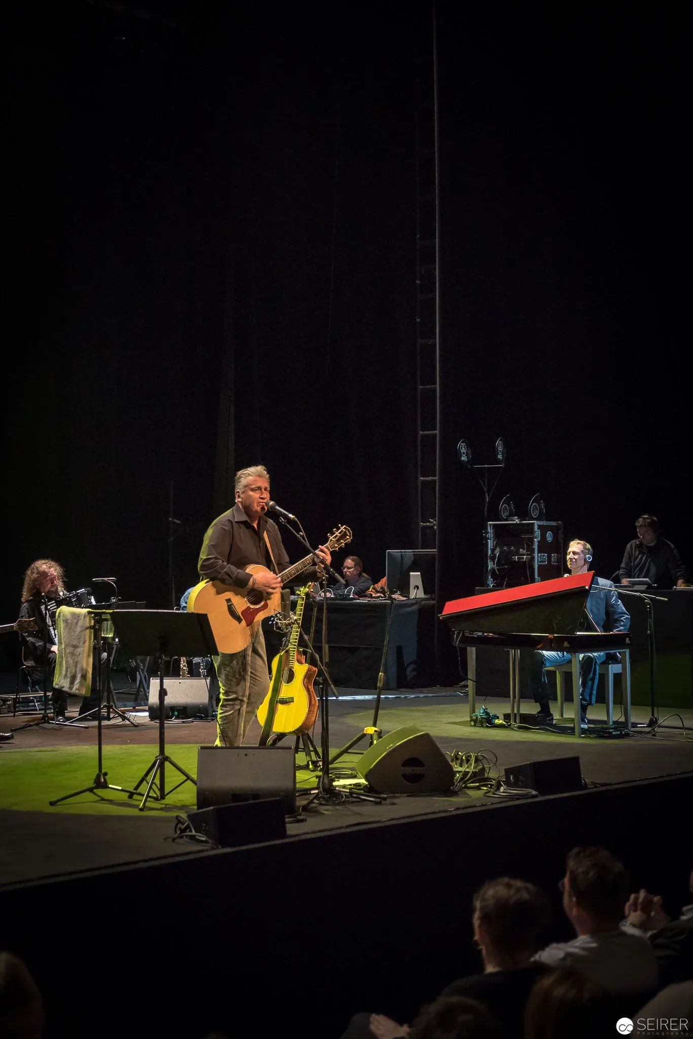 Benefizkonzert gegen Kinderarmut von Rainhard Fendrich im Museumsquartier