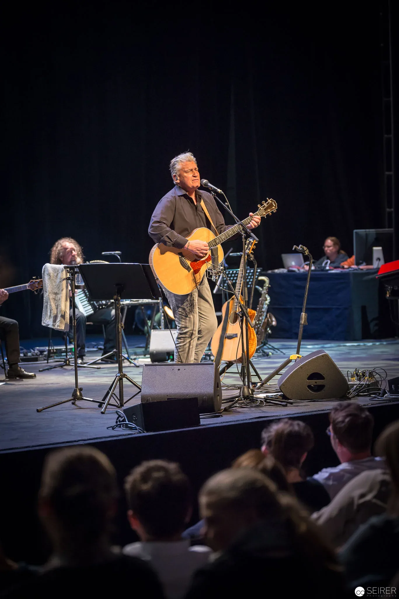 Benefizkonzert gegen Kinderarmut von Rainhard Fendrich im Museumsquartier