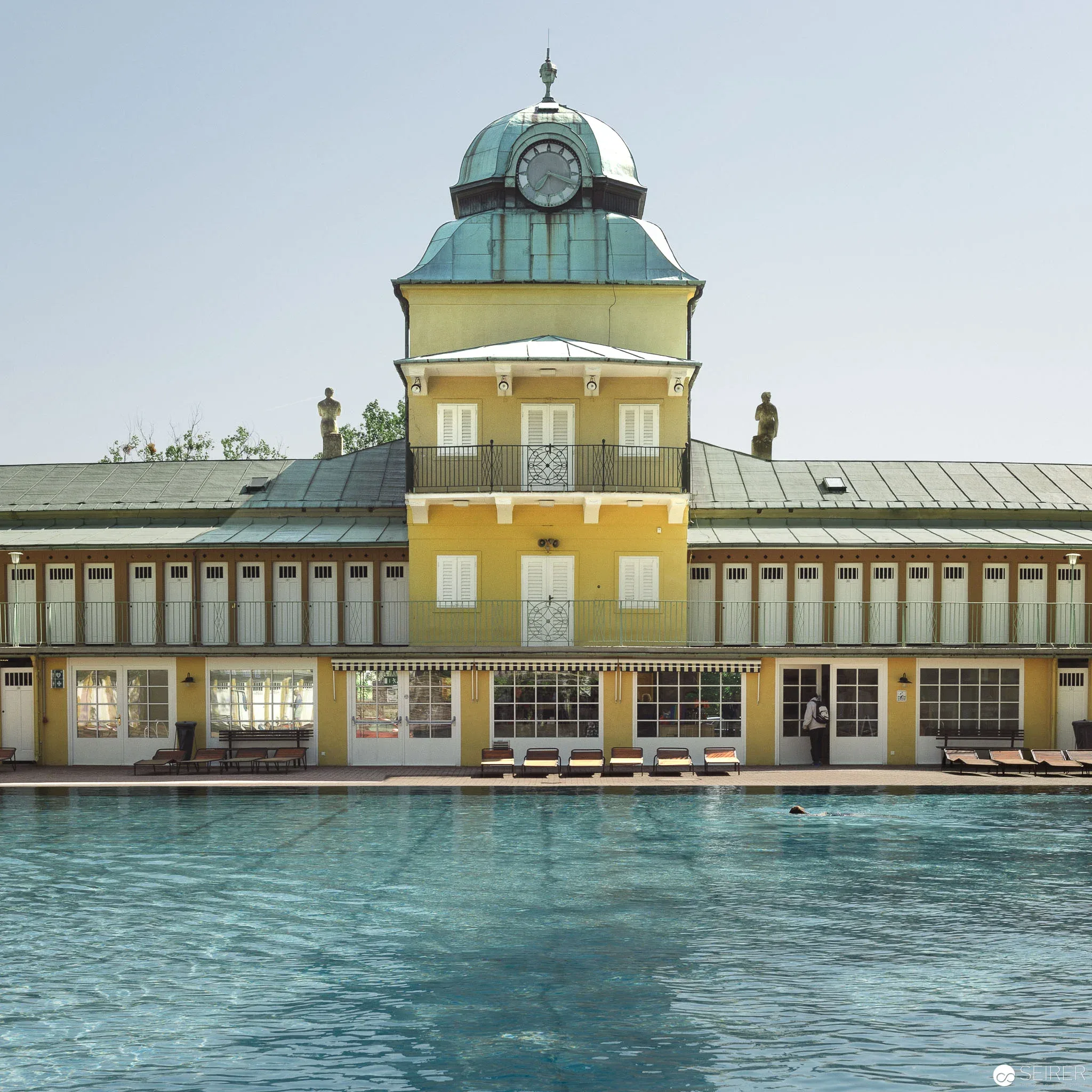 Das blaue Becken inkl Haupthaus des Thermalbads Vöslau