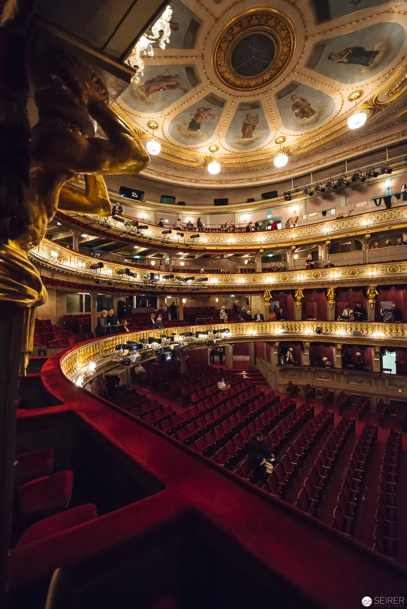 Blick von einer Loge in den Zuschauerraum im Theater an der Wien