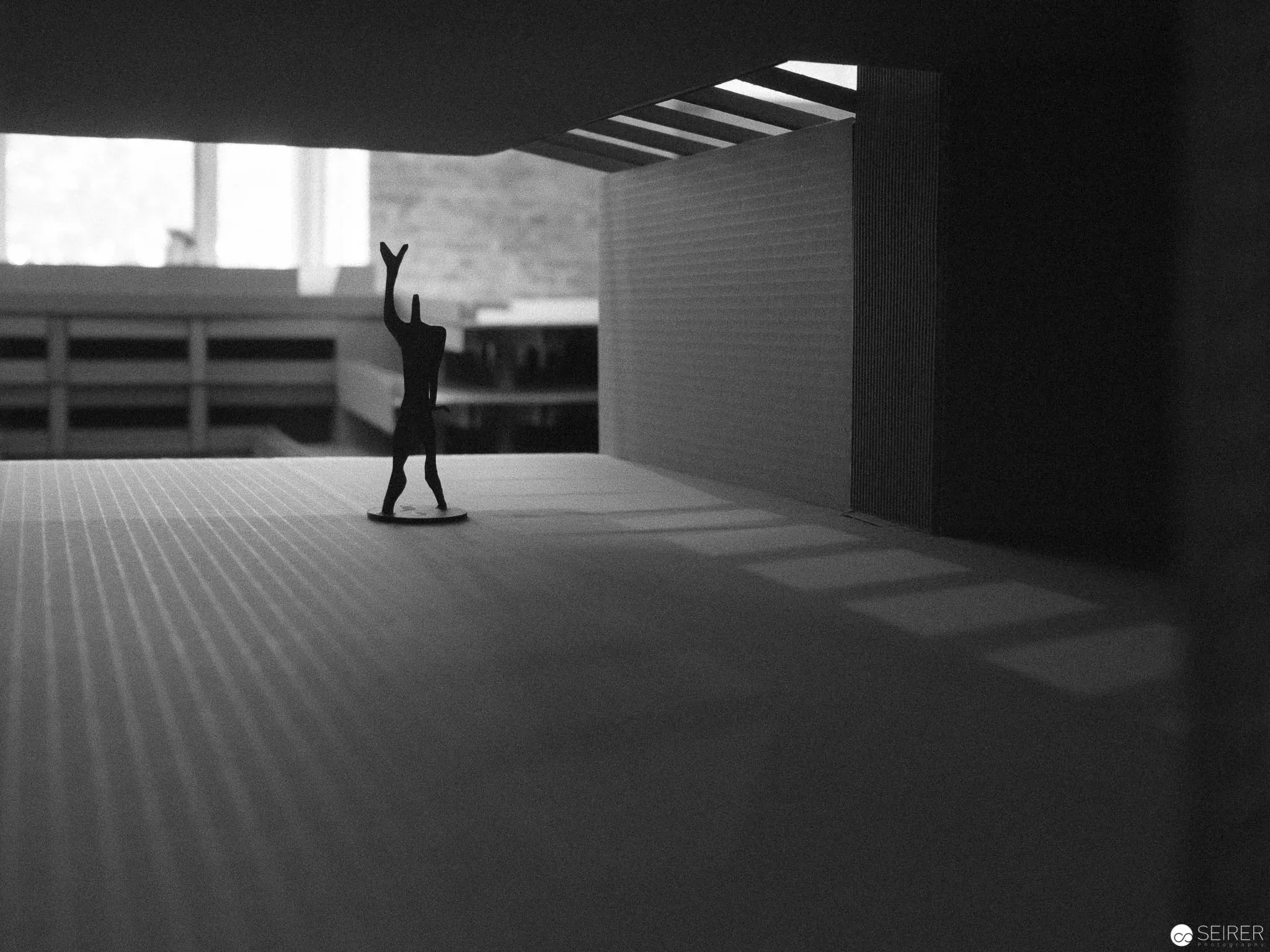 Kartonmodell der Boston City Hall in der Ausstellung "SOS Brutalismus"