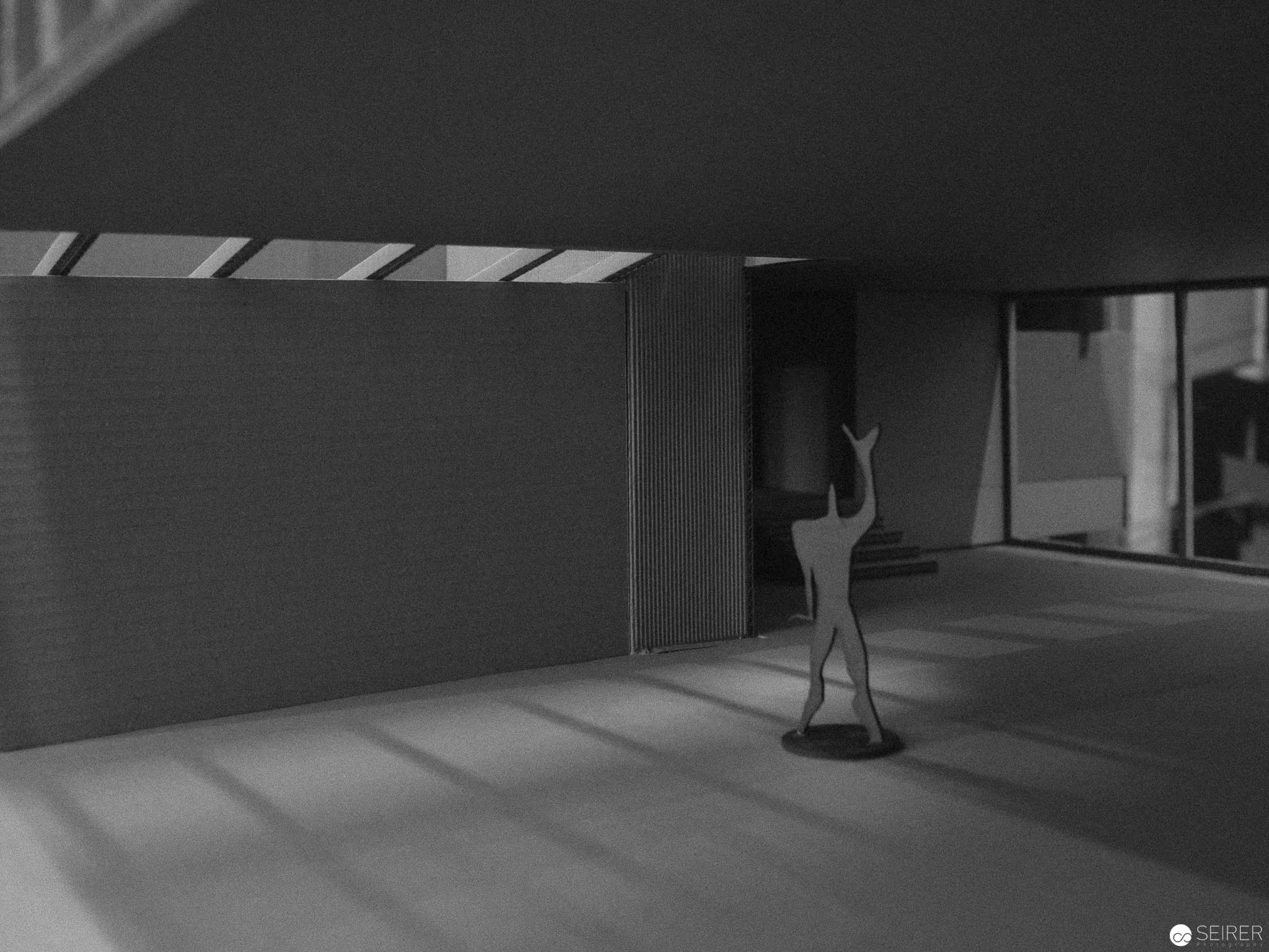 Kartonmodell der Boston City Hall in der Ausstellung "SOS Brutalismus"