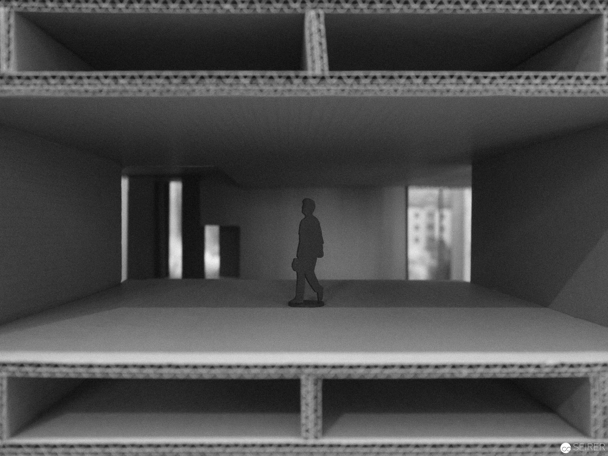 Kartonmodell der Boston City Hall in der Ausstellung "SOS Brutalismus"
