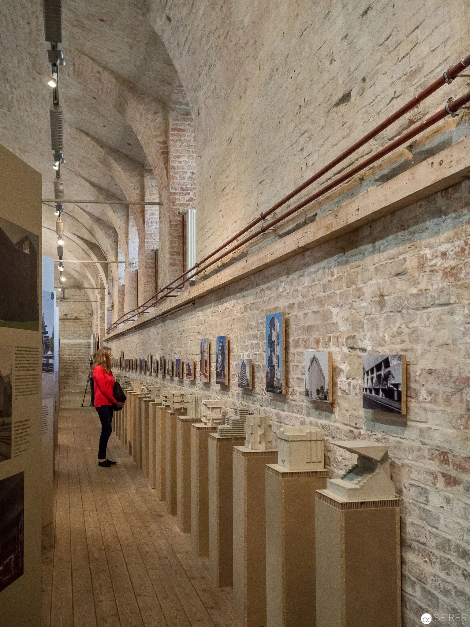 Kleine Modelle aus Beton zeigen Teile von herausragenden Bauten