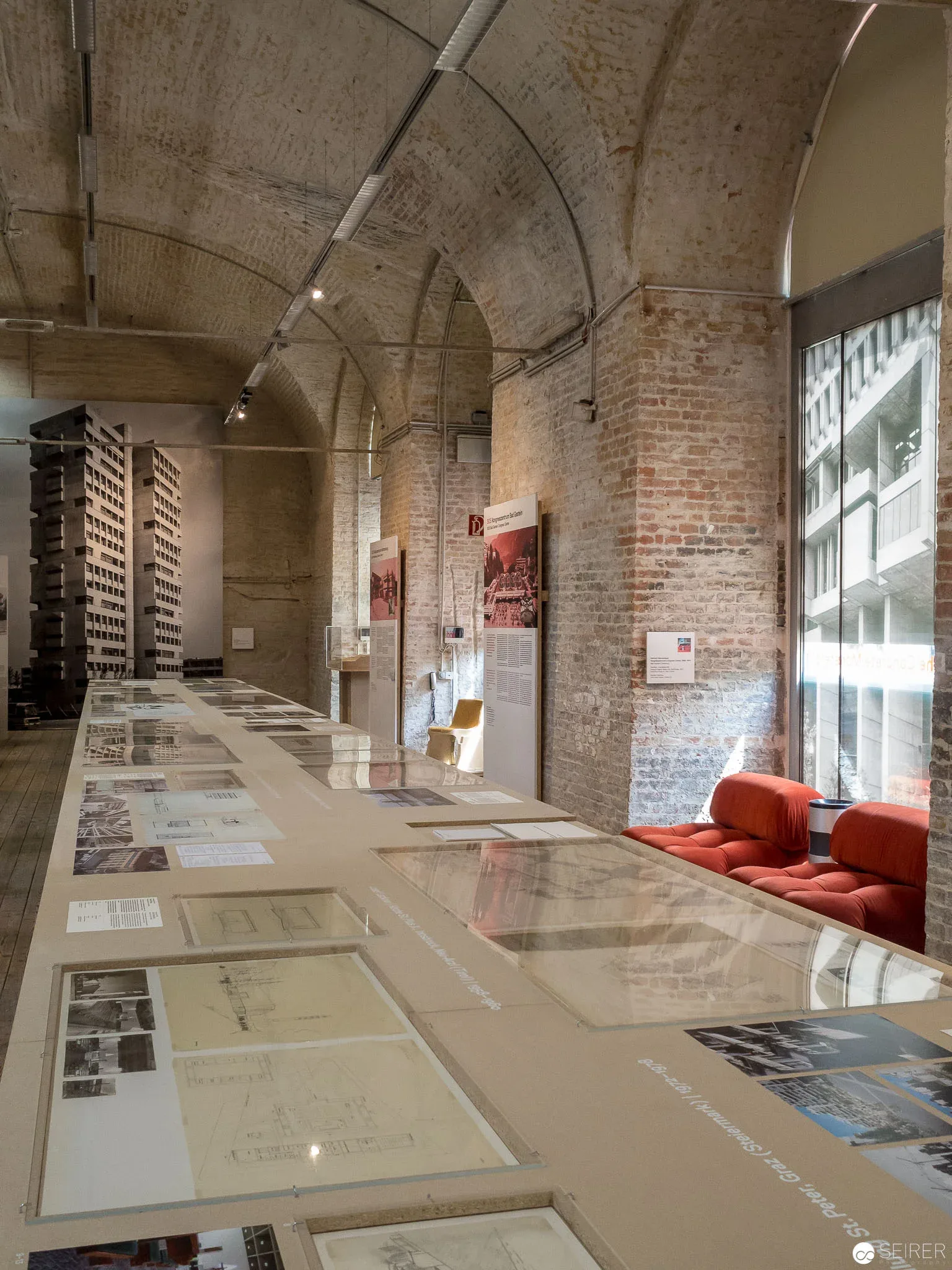 Der lange Tisch mit dem österreichischen Schwerpunkt der Ausstellung "SOS Brutalismus"